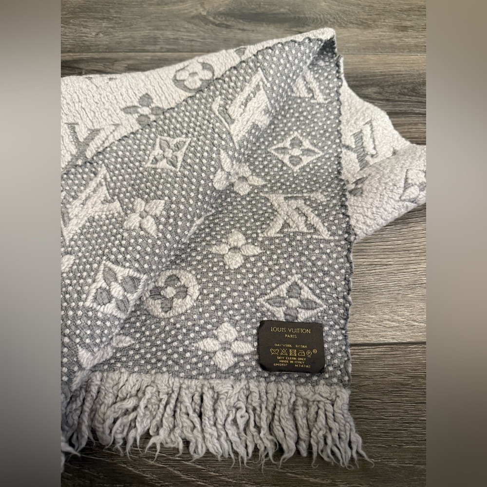 Louis‎ Vuitton Gray Logomania Printed Scarf - Picture 4 of 5